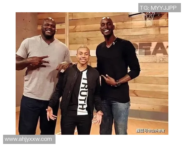 足球球星身形对比：从身高到体重解析不同风格球员的身体优势